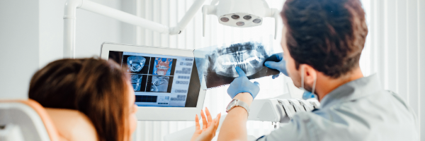 odontólogo con perfil quirúrgico